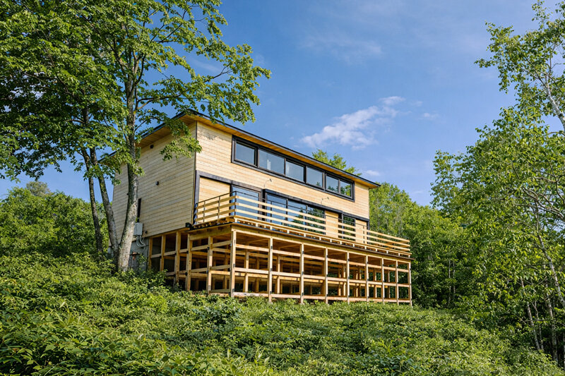 傾斜地に建つ古民家移築の家