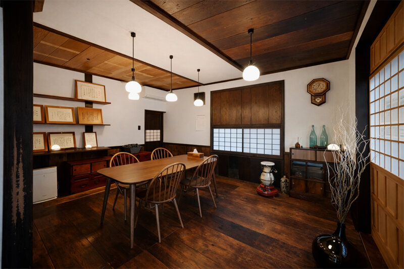 古材と古道具で整えた、落ち着きのある打合せ室