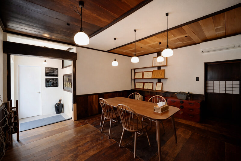 古材と古道具で整えた、古民家風打合せ室