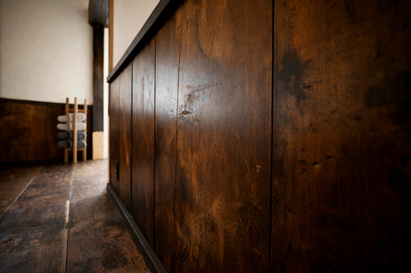 古材と古道具で整えた、古民家風打合せ室