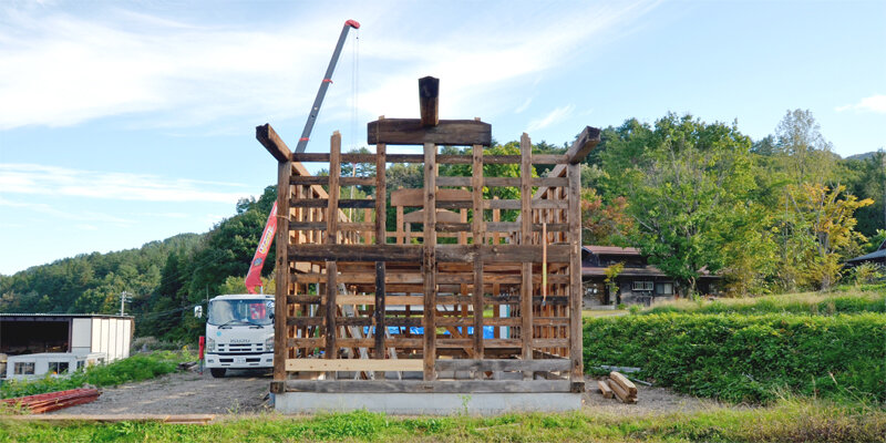 移築先で上棟中の古民家