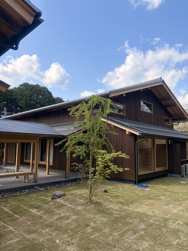黒板張りの美しい古民家移築住宅の外観