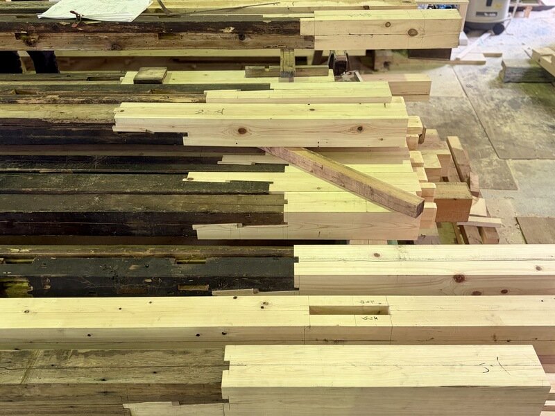 黒い古材と新しいヒノキ材が見事に接合された根継ぎ作業