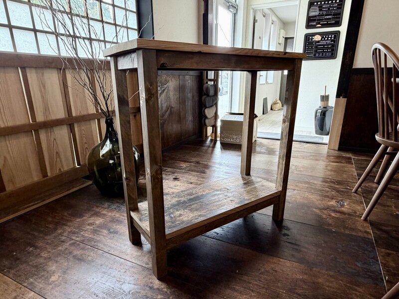下から見上げた古材テーブルの組み付け構造と脚部