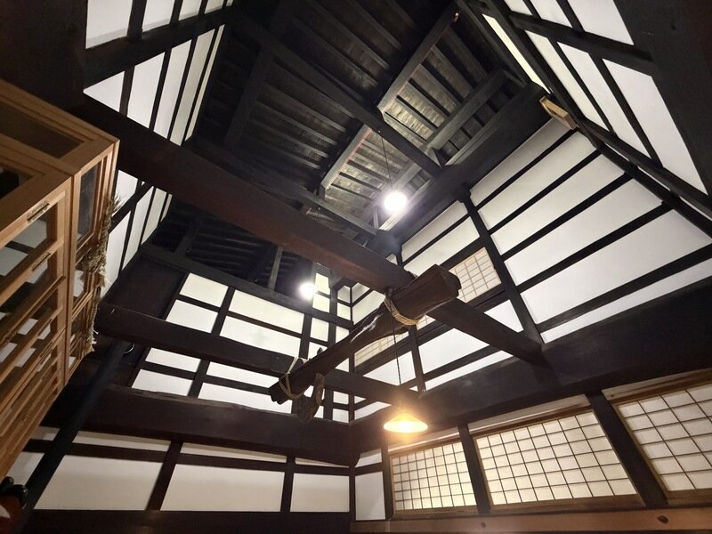 吹抜けを見上げた構造。小屋組みの美しい木組みと滑車
