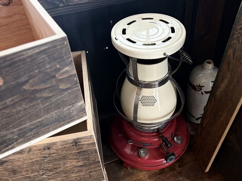 赤い丸型石油ストーブ
