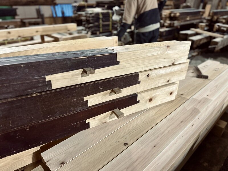 大工の手作業による刻み直しの作業風景