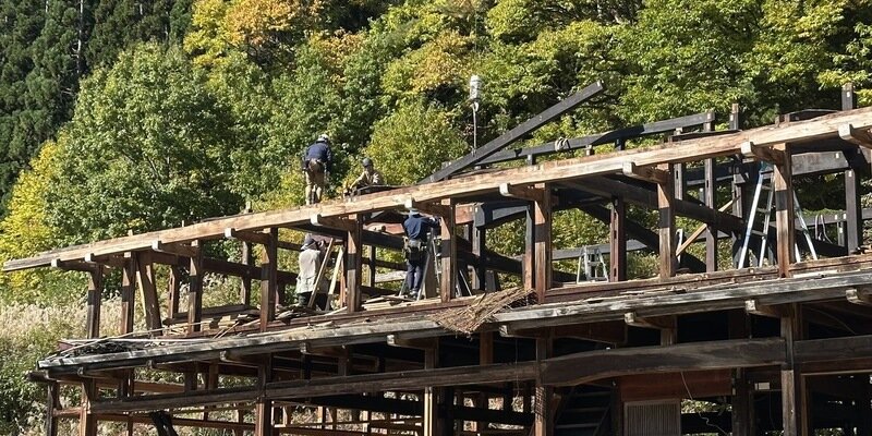 1本ずつの部材に番付を貼り付け、丁寧に解体する作業風景