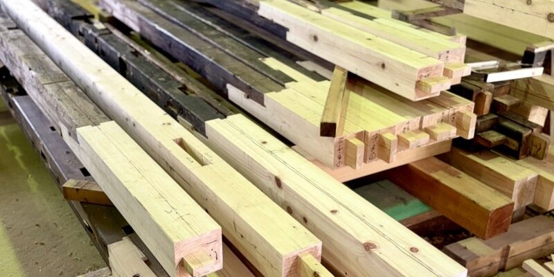 大工による刻み直し作業